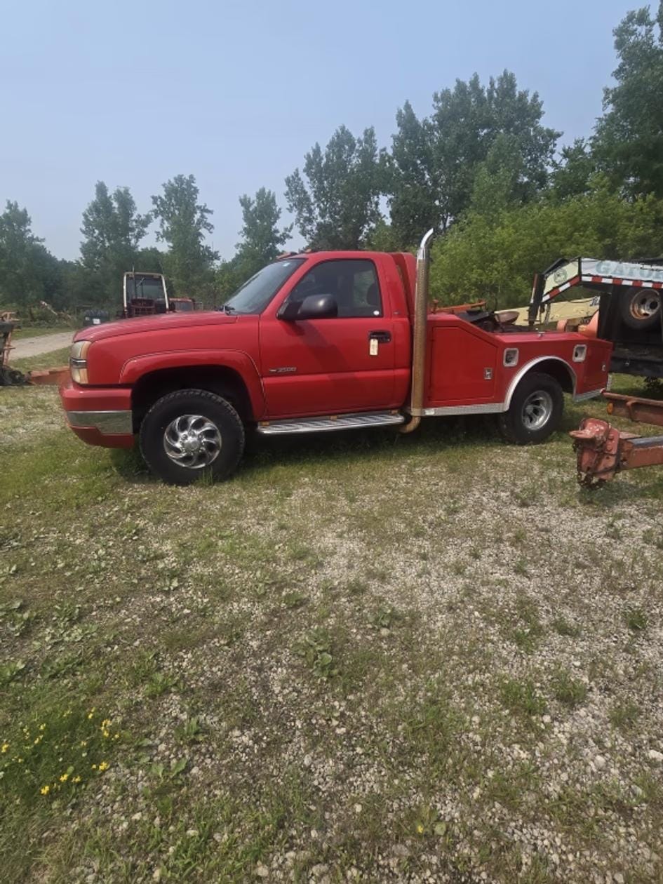 2004 Chevrolet 3500 Equipment Image0