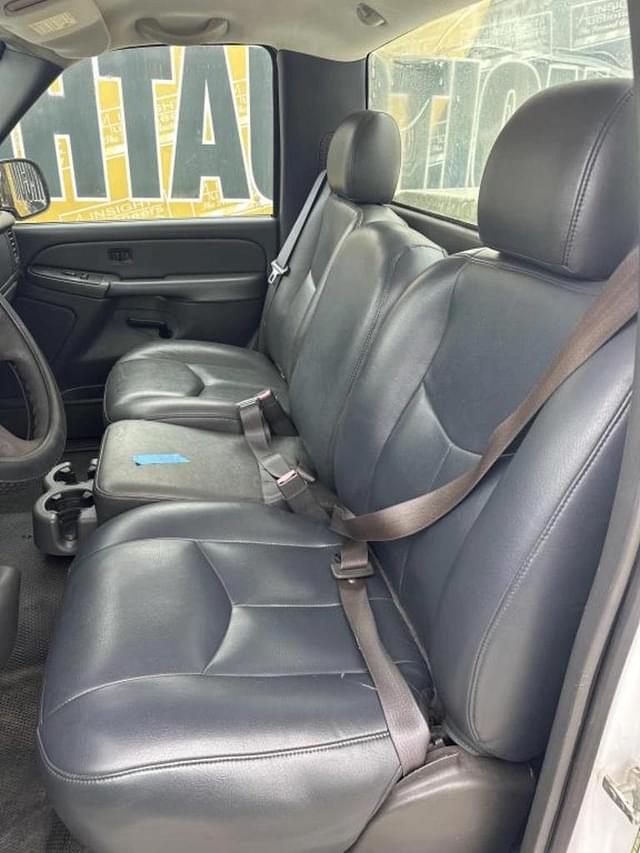 Image of Chevrolet Silverado equipment image 4
