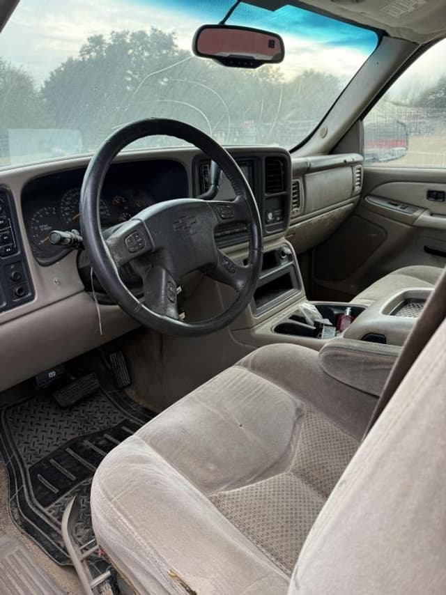 Image of Chevrolet Silverado equipment image 4