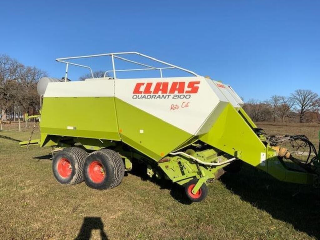 2004 CLAAS Quadrant 2100 Equipment Image0