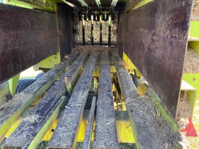 Image of CLAAS Quadrant 2100 equipment image 2