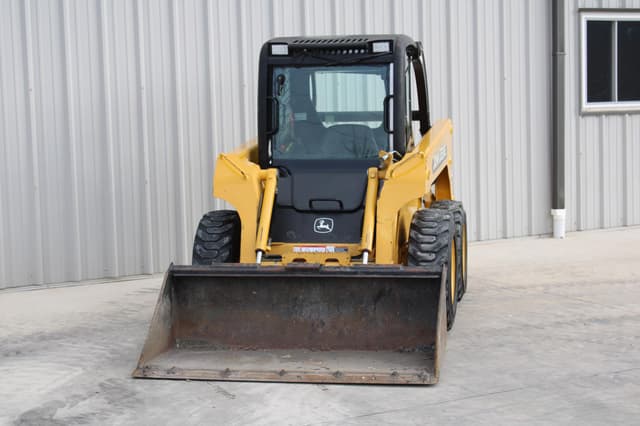 Image of John Deere 240 Series II equipment image 1