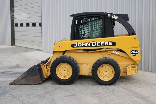 Image of John Deere 240 Series II equipment image 4