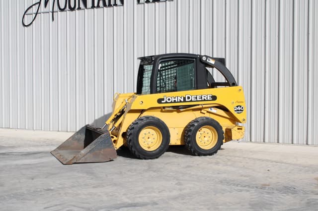 Image of John Deere 240 Series II equipment image 2