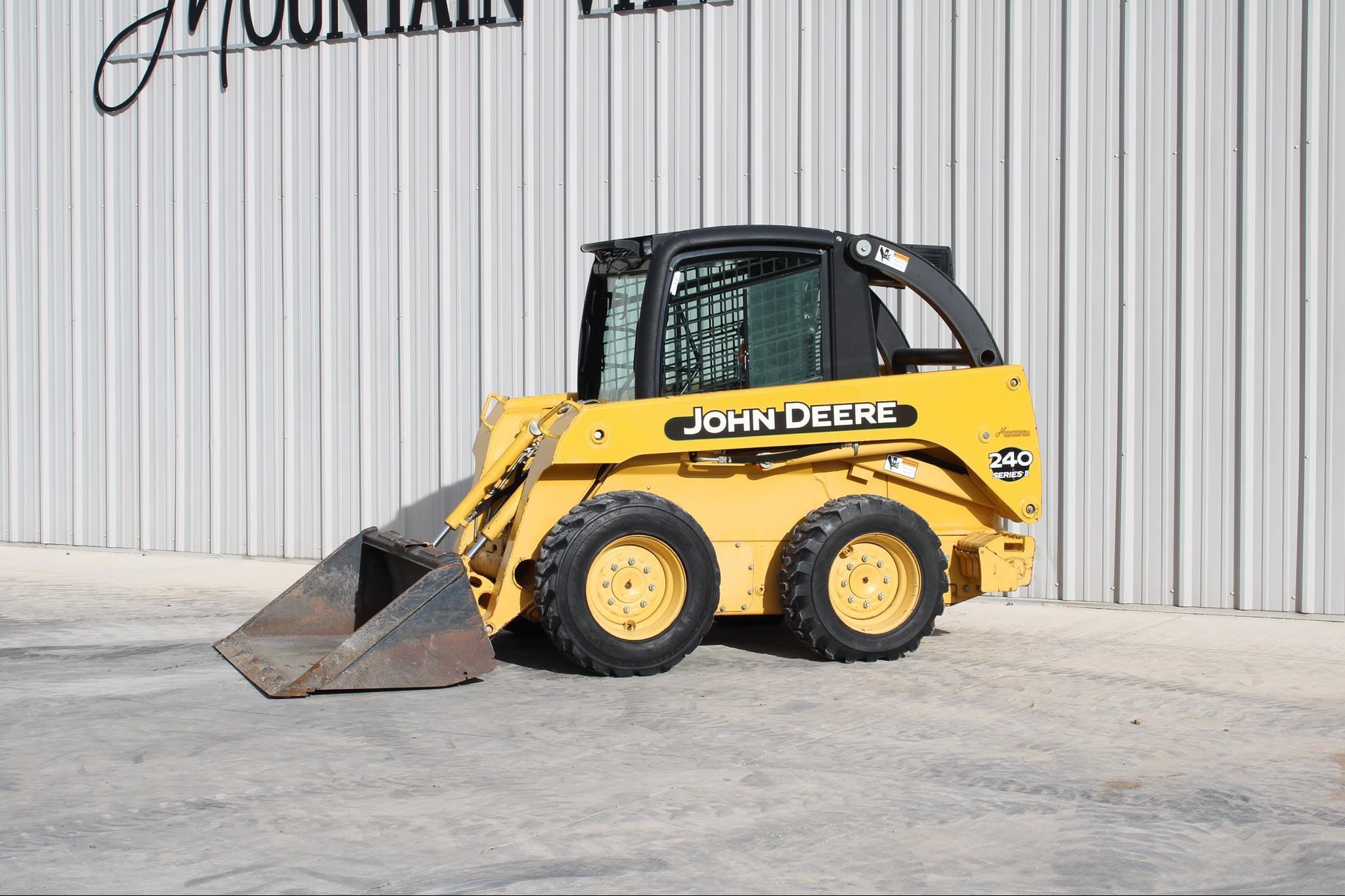 2004 John Deere 240 Series II Equipment Image0