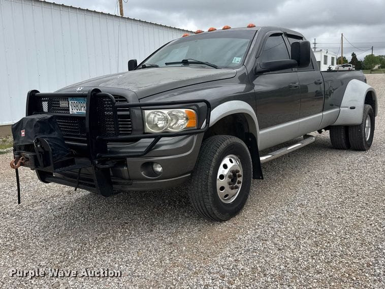 2004 Dodge Ram 3500 Equipment Image0
