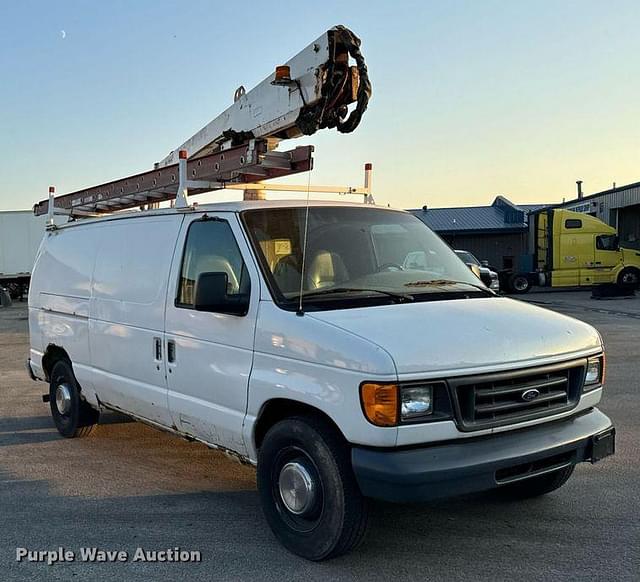 Image of Ford E-350 equipment image 2