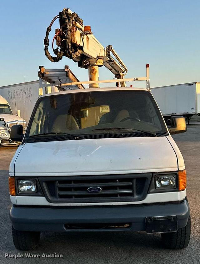 Image of Ford E-350 equipment image 1