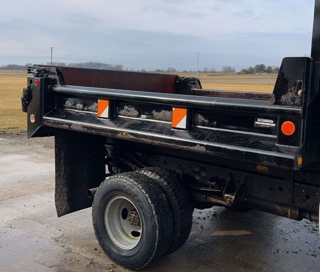 Image of Ford F-350 equipment image 2