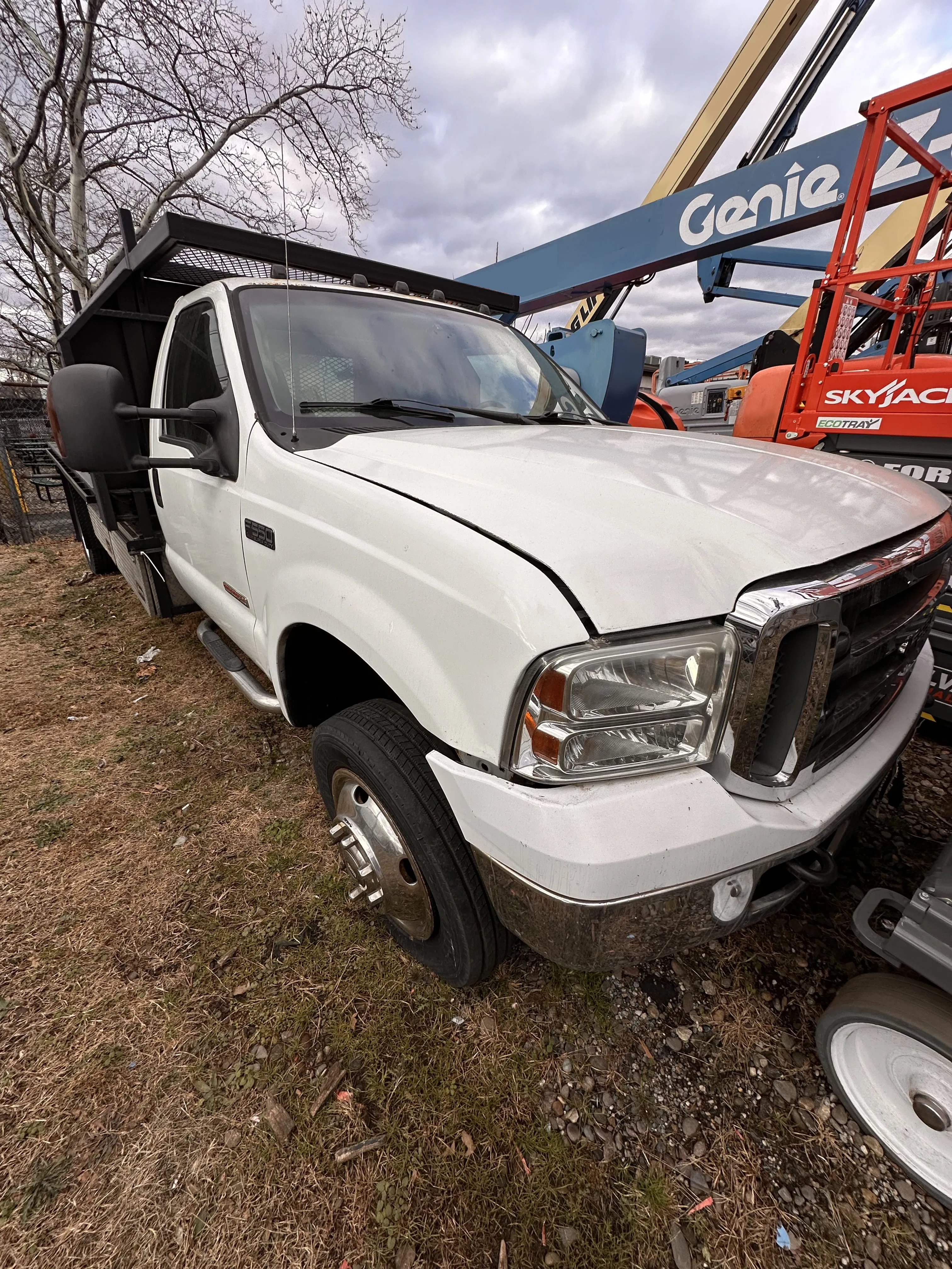 2004 Ford F-550 Equipment Image0