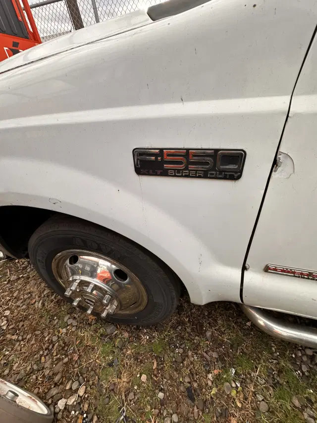 Image of Ford F-550 equipment image 2