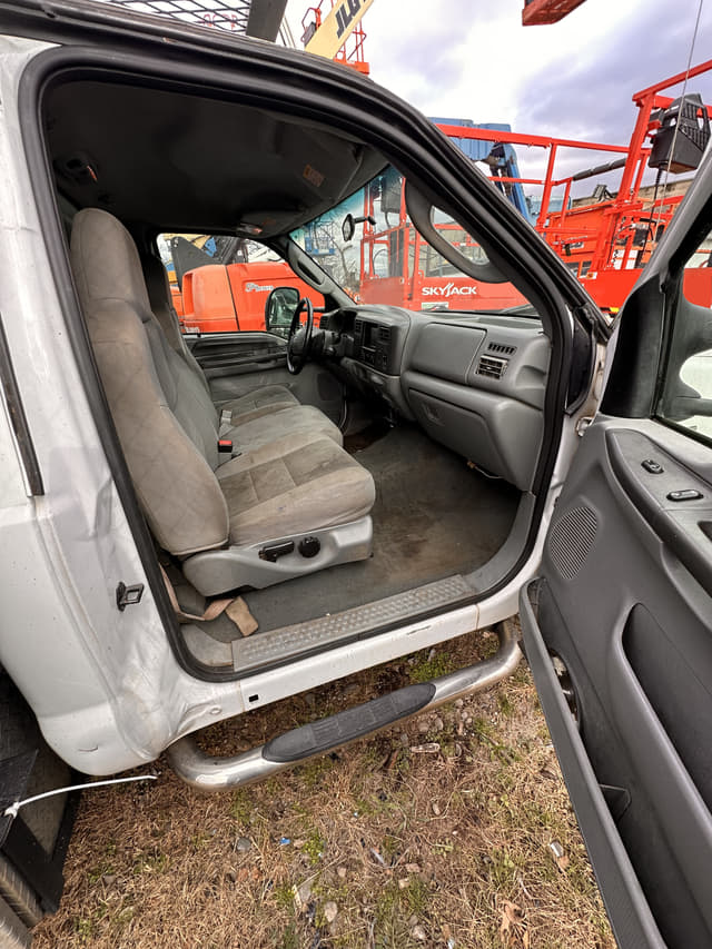 Image of Ford F-550 equipment image 3