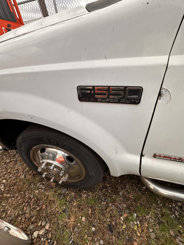 Image of Ford F-550 equipment image 2