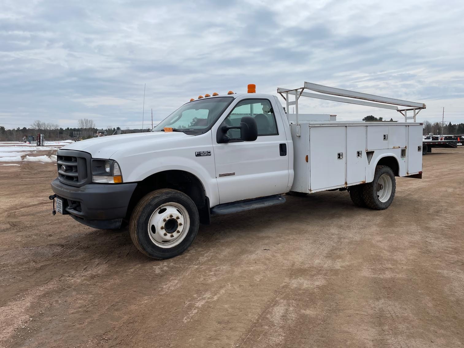 2004 Ford F-550 Equipment Image0