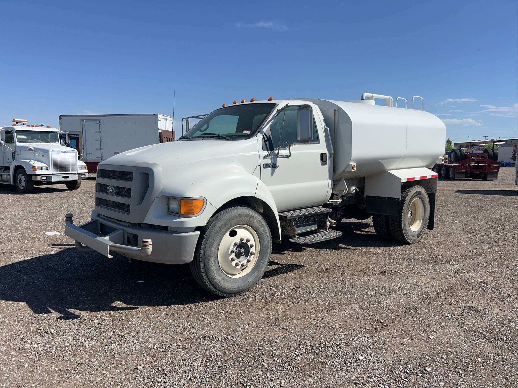 2004 Ford F-650 Equipment Image0