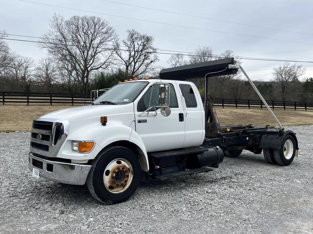2004 Ford F-650 Equipment Image0