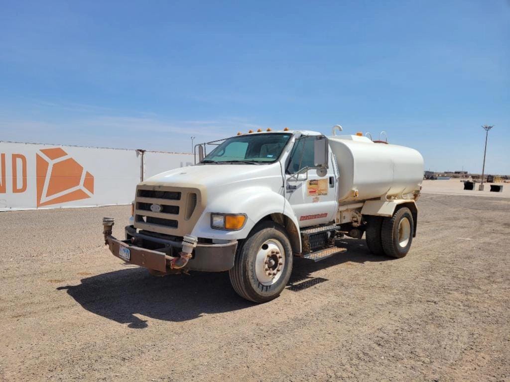 2004 Ford F-650 Equipment Image0