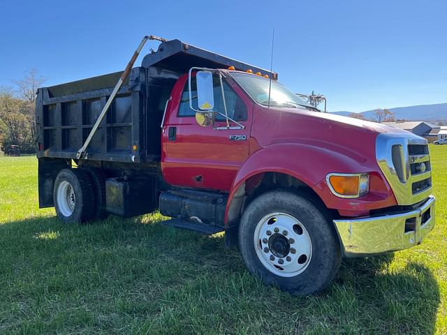 Image of Ford F-750 equipment image 4