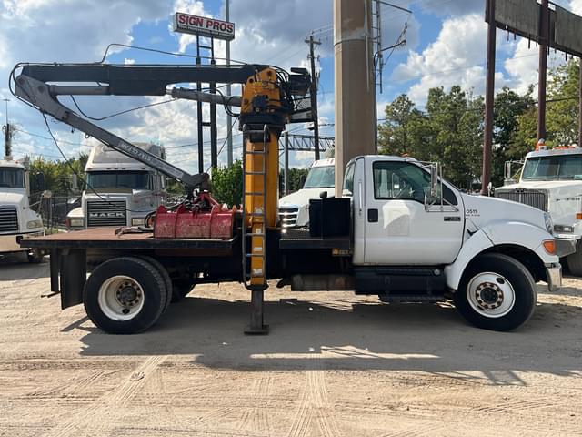 Image of Ford F-750 equipment image 3