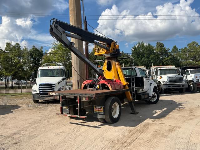 Image of Ford F-750 equipment image 4