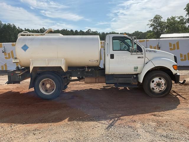 Image of Ford F-750 equipment image 3