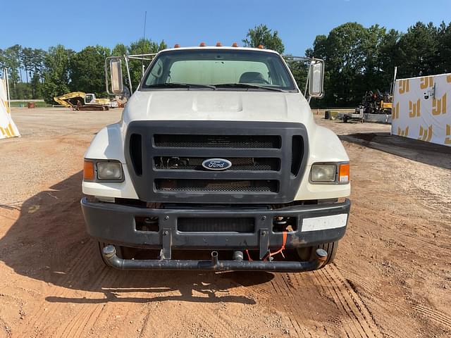 Image of Ford F-750 equipment image 1