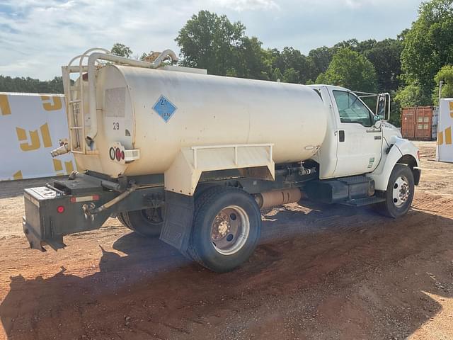 Image of Ford F-750 equipment image 4