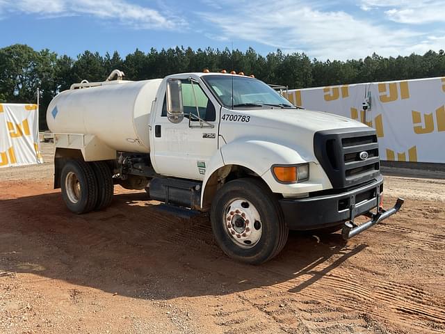 Image of Ford F-750 equipment image 2