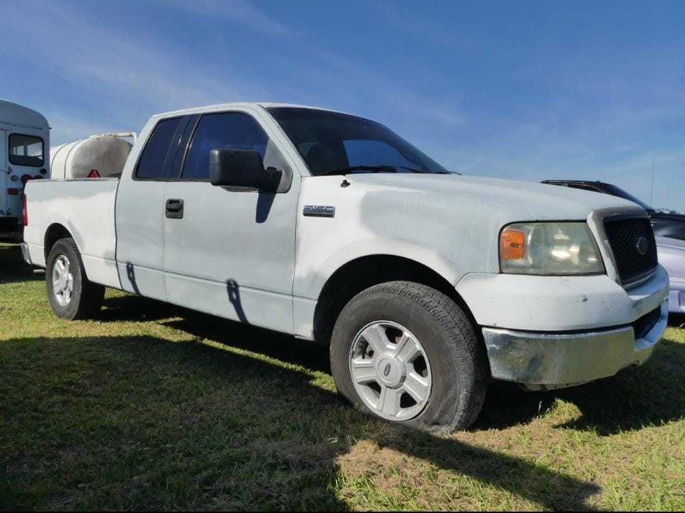 2004 Ford F-150 Equipment Image0