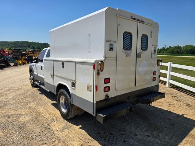 Image of Ford F-350 equipment image 2