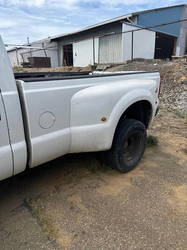 Image of Ford F-350 equipment image 2