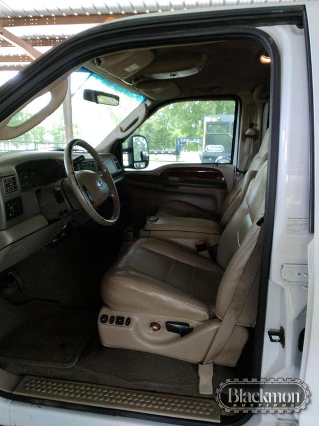 Image of Ford F-350 equipment image 3