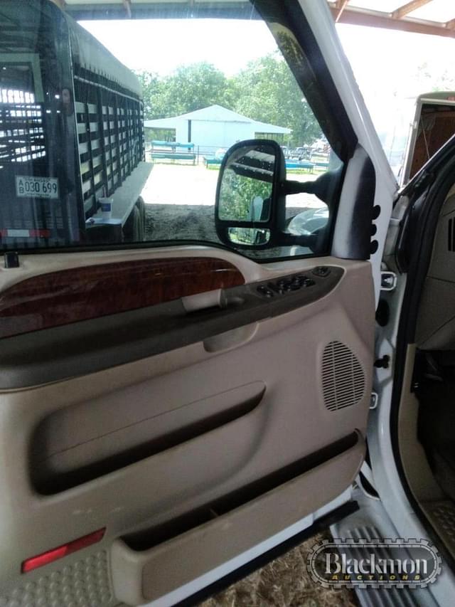 Image of Ford F-350 equipment image 2