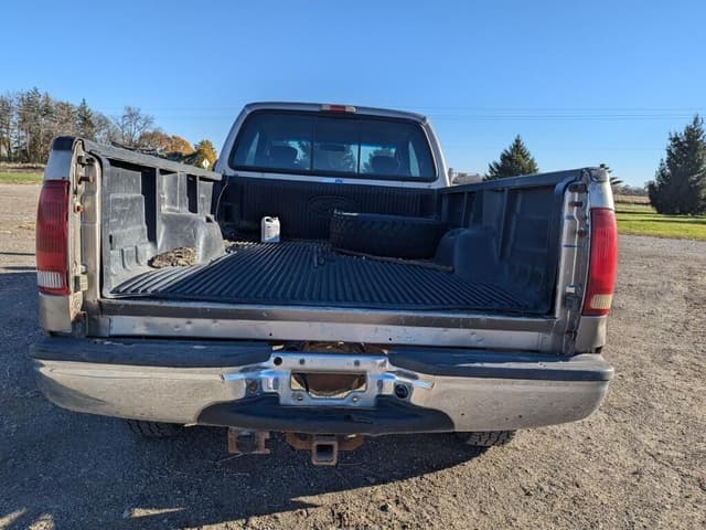 Image of Ford F-350 equipment image 3