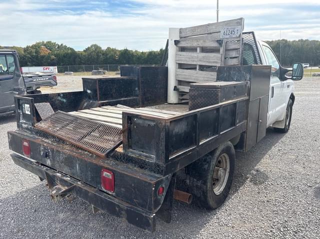 Image of Ford F-350 equipment image 3