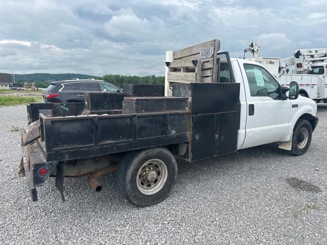 Image of Ford F-350 equipment image 2