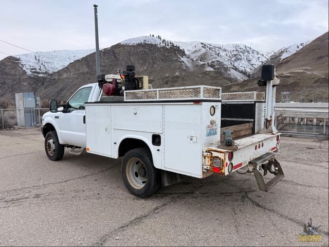 Image of Ford F-450 equipment image 2