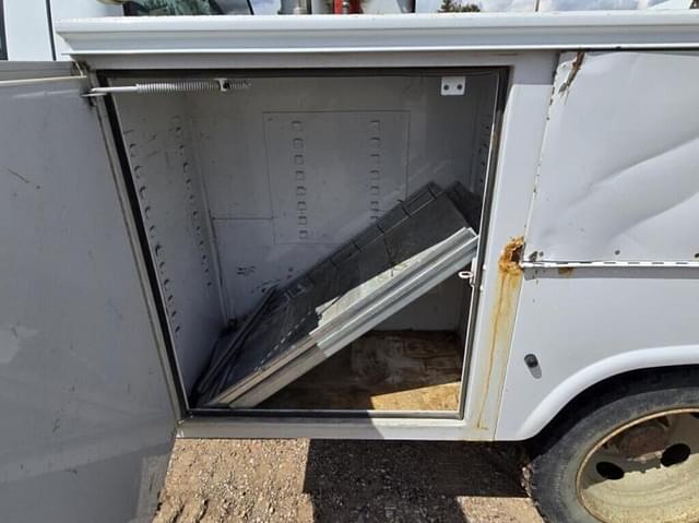 Image of Ford F-450 equipment image 4