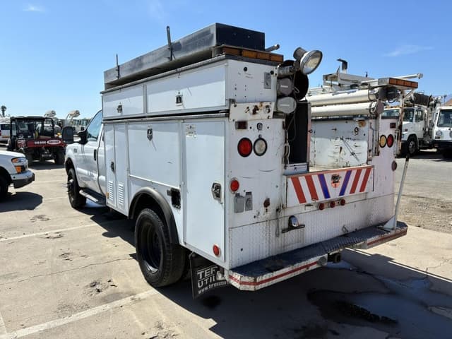 Image of Ford F-450 equipment image 3