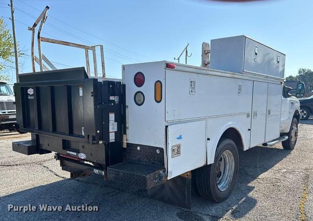Image of Ford F-450 equipment image 4