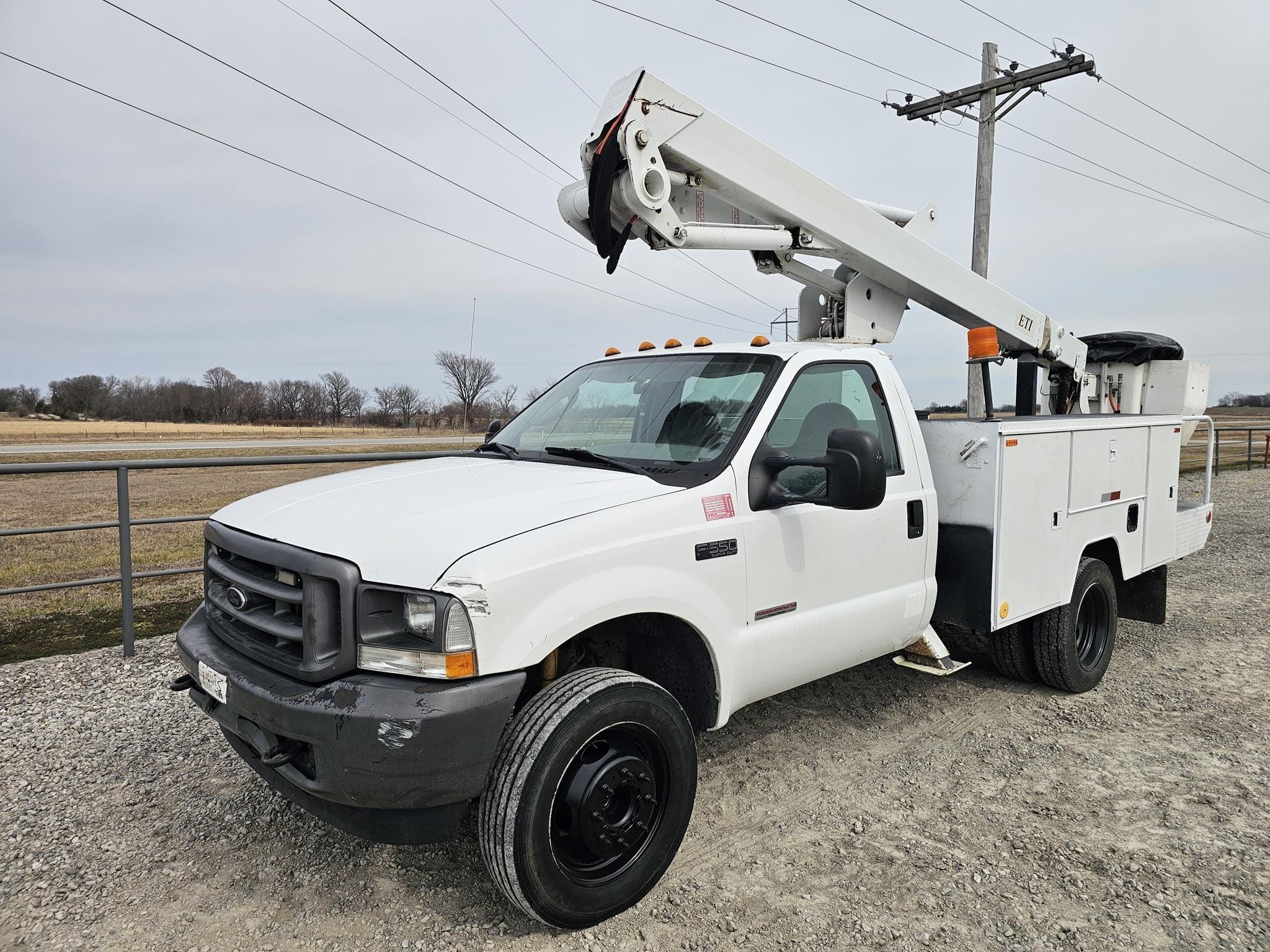 2004 Ford F-550 Equipment Image0