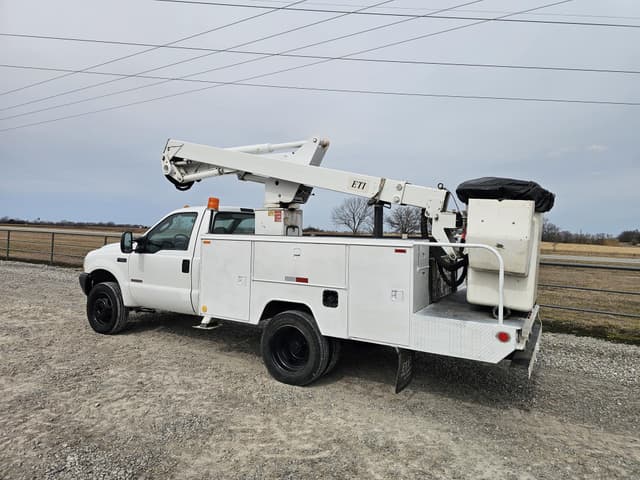 Image of Ford F-550 equipment image 3