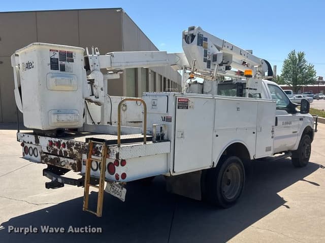 Image of Ford F-550 equipment image 4
