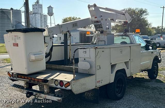 Image of Ford F-550 equipment image 4