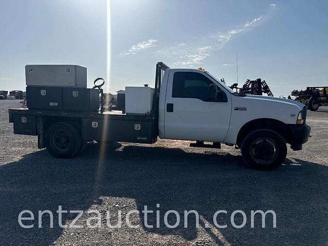Image of Ford F-550 equipment image 3