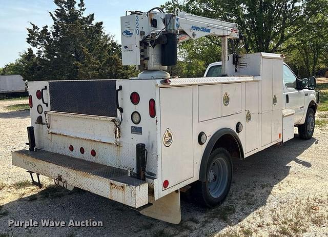 Image of Ford F-550 equipment image 4