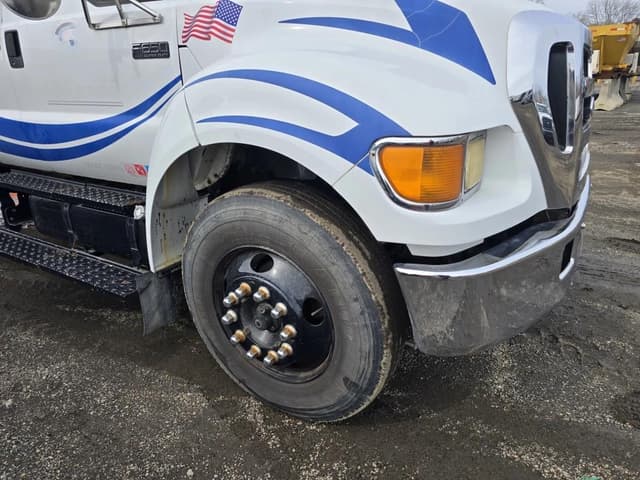 Image of Ford F-650 equipment image 3