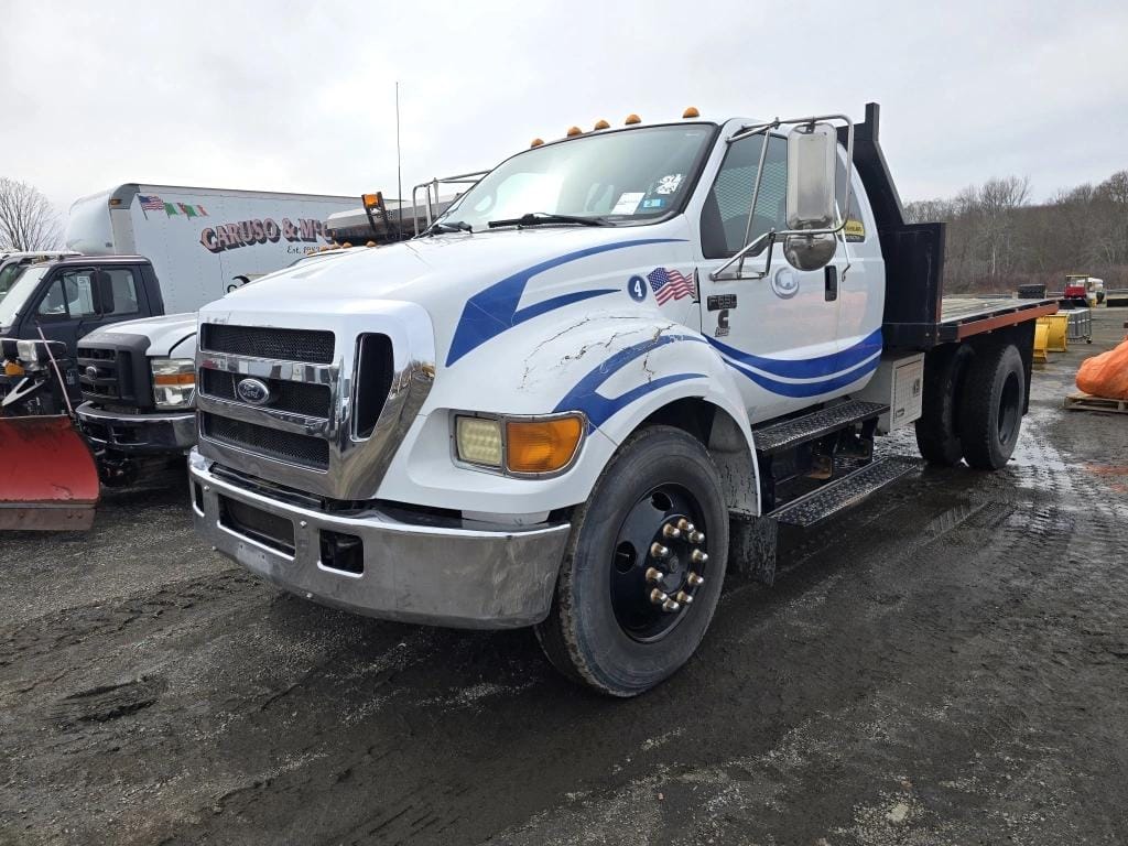 2004 Ford F-650 Equipment Image0