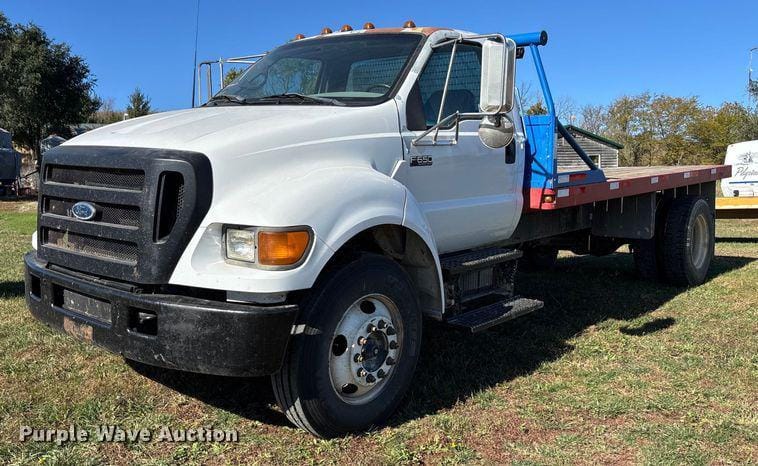 2004 Ford F-650 Equipment Image0
