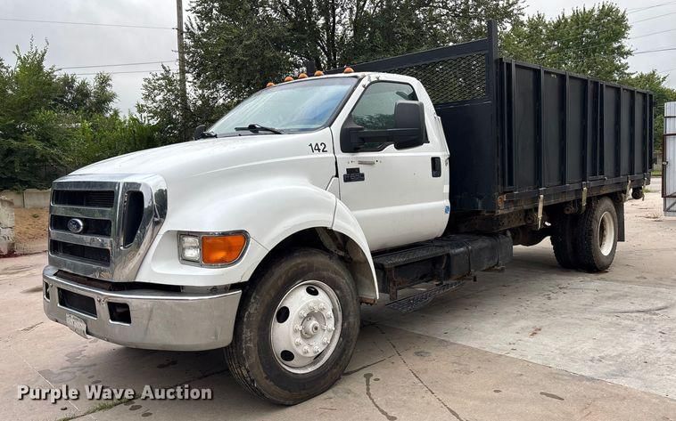 2004 Ford F-650 Equipment Image0